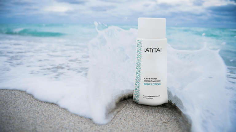 Kokos Pflegeprodukt: Body Lotion von IATITAI im Wasser am Strand